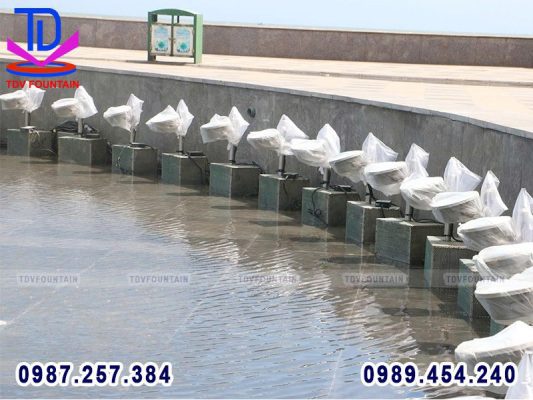 Đèn điều khiển DMX được gắn cố định với vòi phun tại Quảng trường Cá Ông