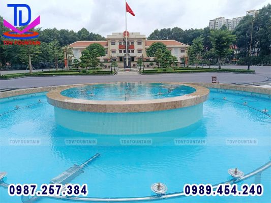 Đài phun nước trung tâm đang được hoàn thiện, tạo điểm nhấn cảnh quan cơ quan.